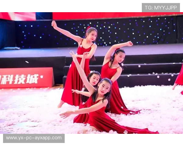 体育舞蹈公开赛出现高难度扭转动作